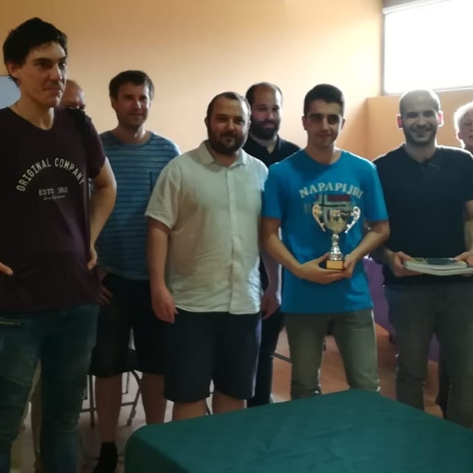 Anso&aacute;in acaricia el p&oacute;dium